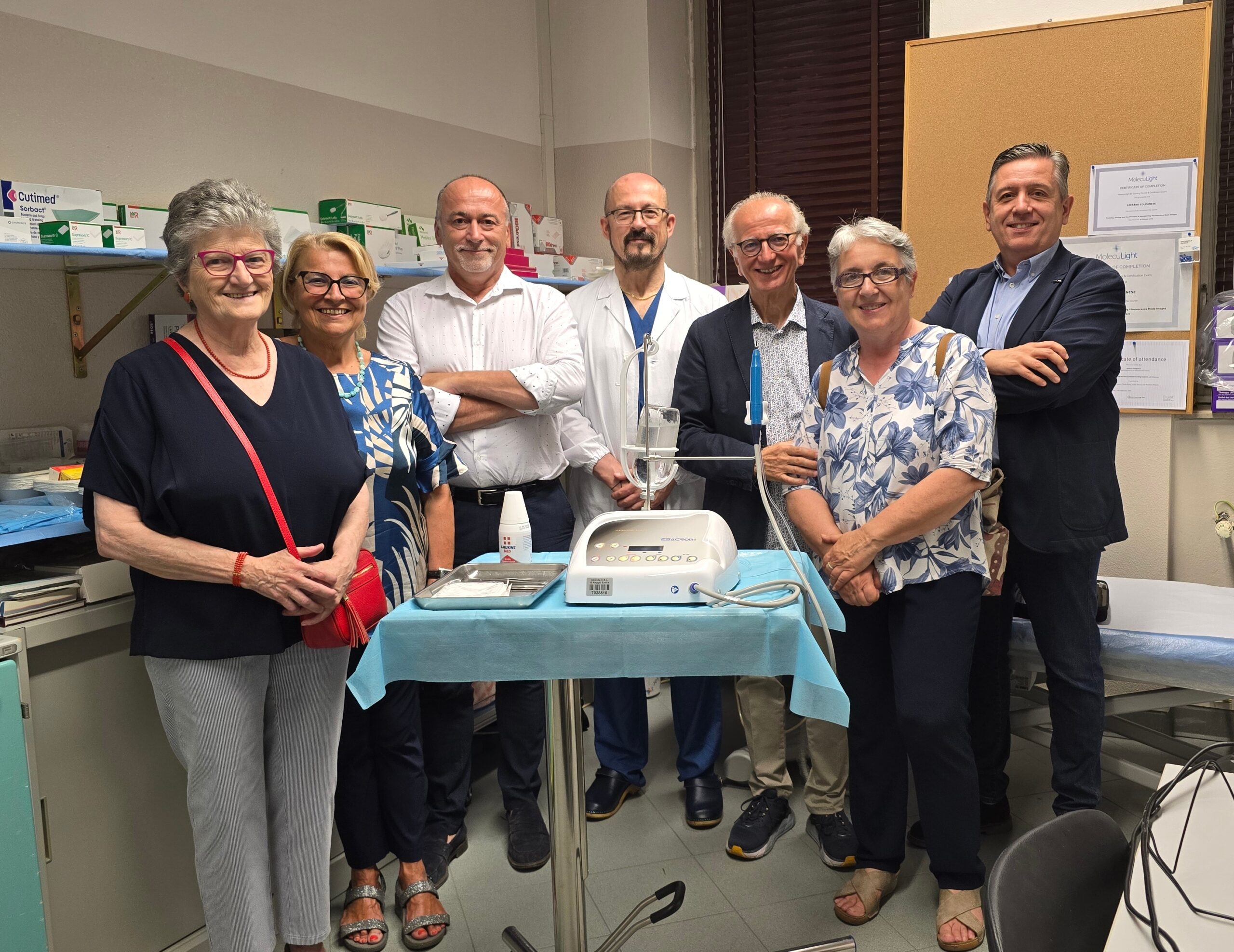 L’Associazione Vittorio Lodini con il suo gruppo “Le Amiche del Core” dona all’Ambulatorio “Medicazioni Complesse” dell’Arcispedale un innovativo dispositivo per la cura delle lesioni più difficili